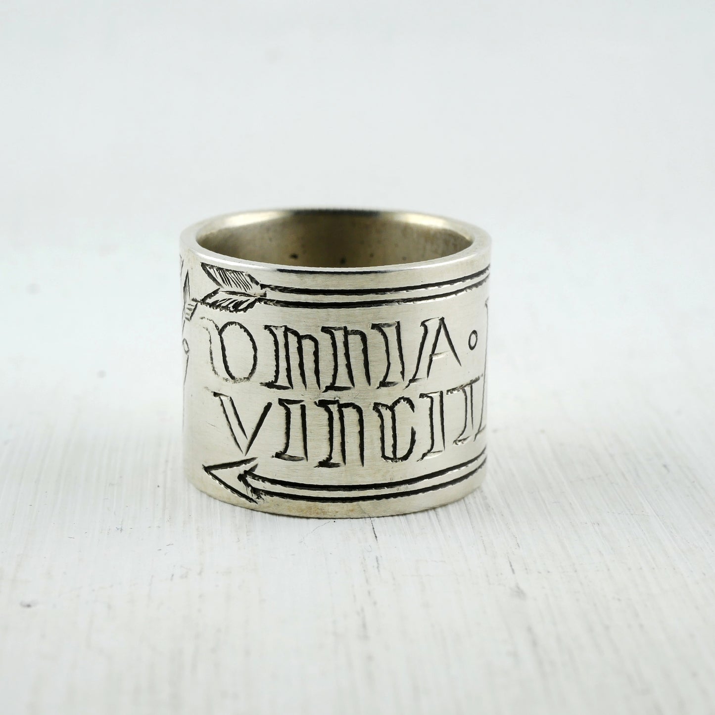 ANNEAU OMNIA VINCIT AMOR - Argent & Grenat