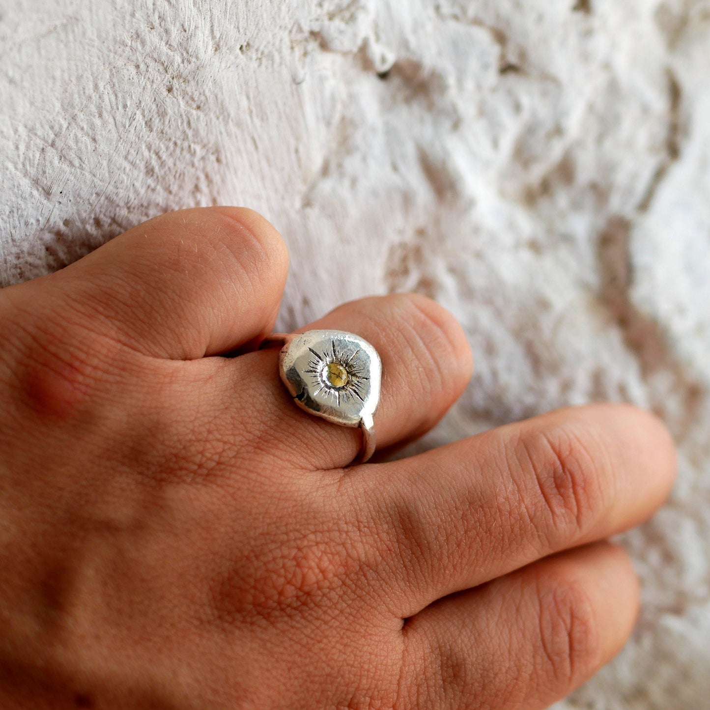 bague brut en Argent 925, Cristal de Roche & feuille d'Or portée Thalisman