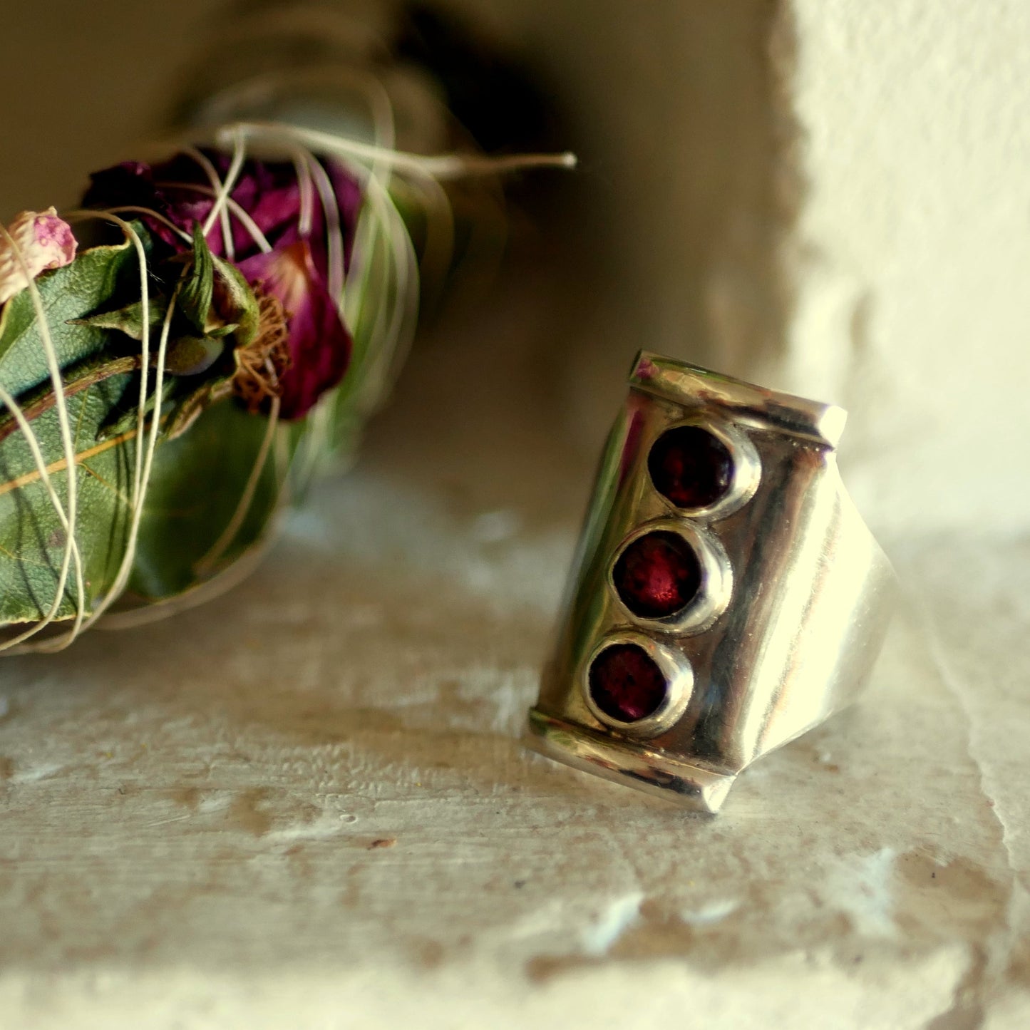 Bague en Argent 925 avec trois Grenats bruts Thalisman
