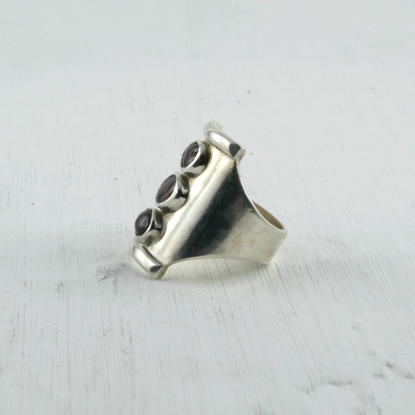 Bague en Argent 925 avec trois Grenats bruts de coté Thalisman