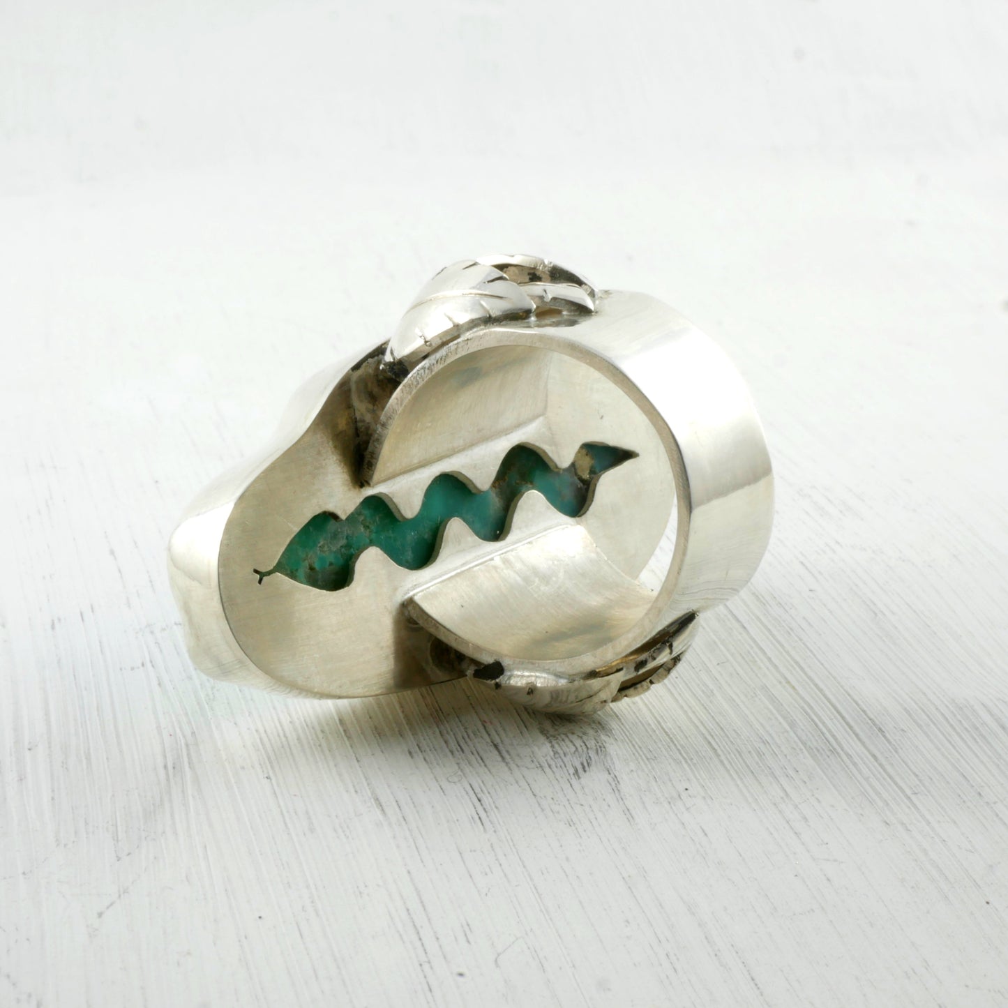 Bague en argent et turquoise brute intérieure avec silhouette de serpent Thalisman