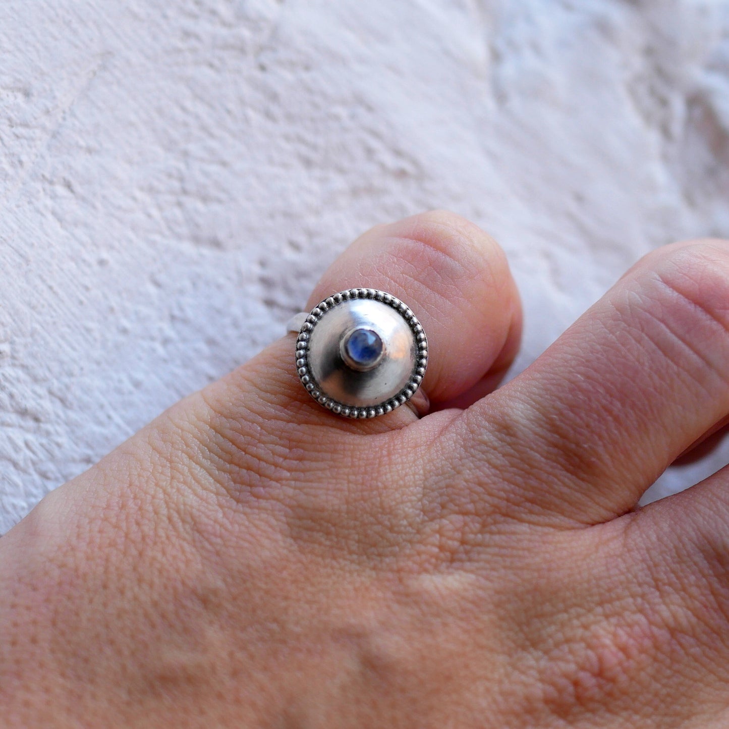 Bague dôme en argent avec Pierre de Lune portée Thalisman