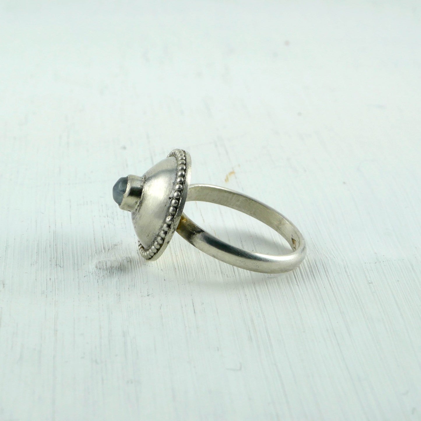 Bague dôme en argent avec Pierre de Lune coté Thalisman