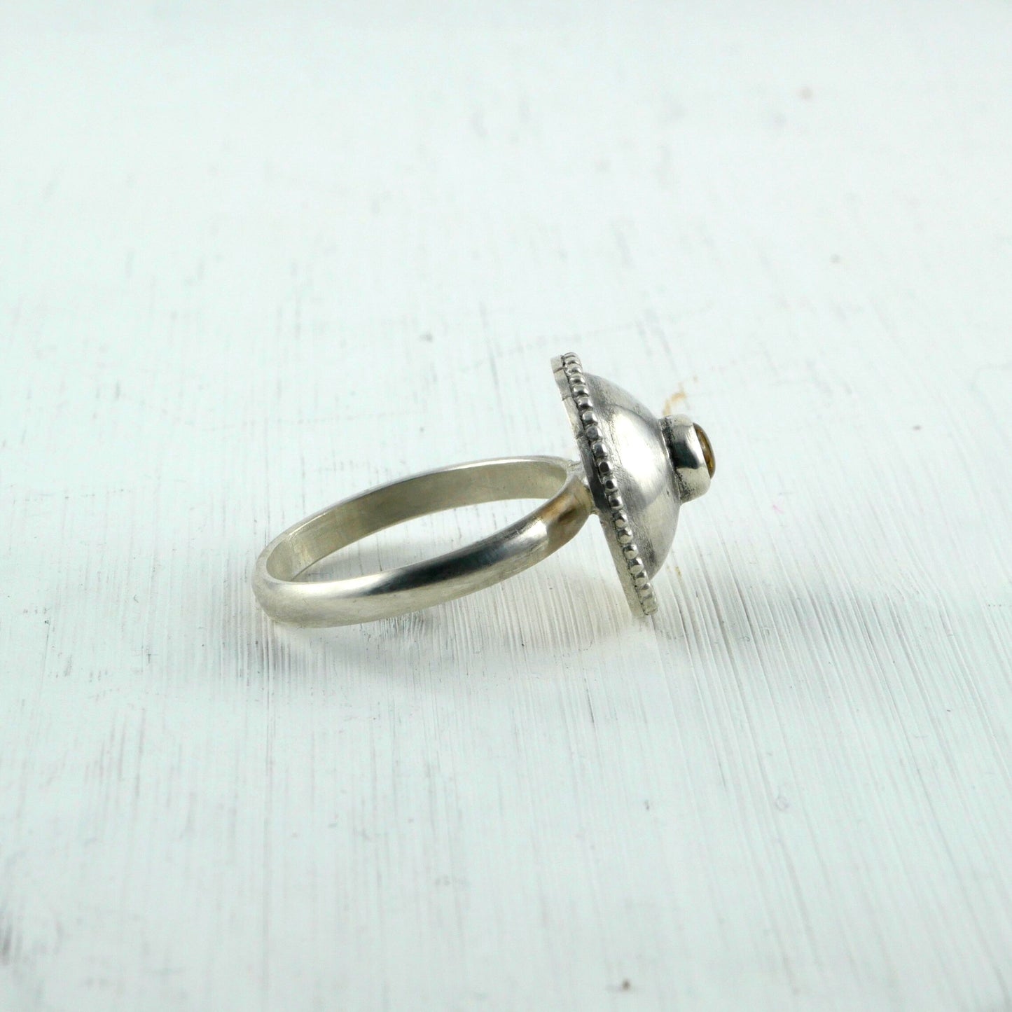 Bague dôme en argent avec cristal de roche et feuille d'or coté Thalisman