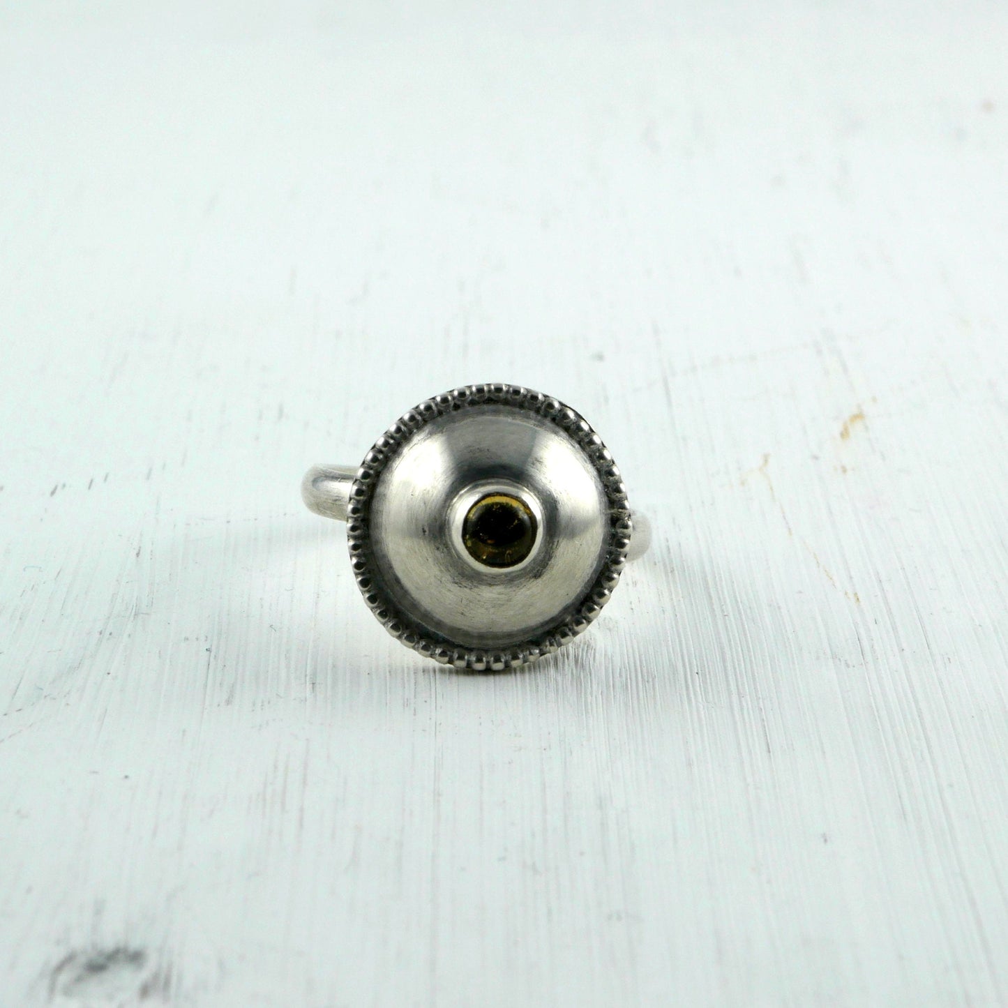 Bague dôme en argent avec cristal de roche et feuille d'or Thalisman