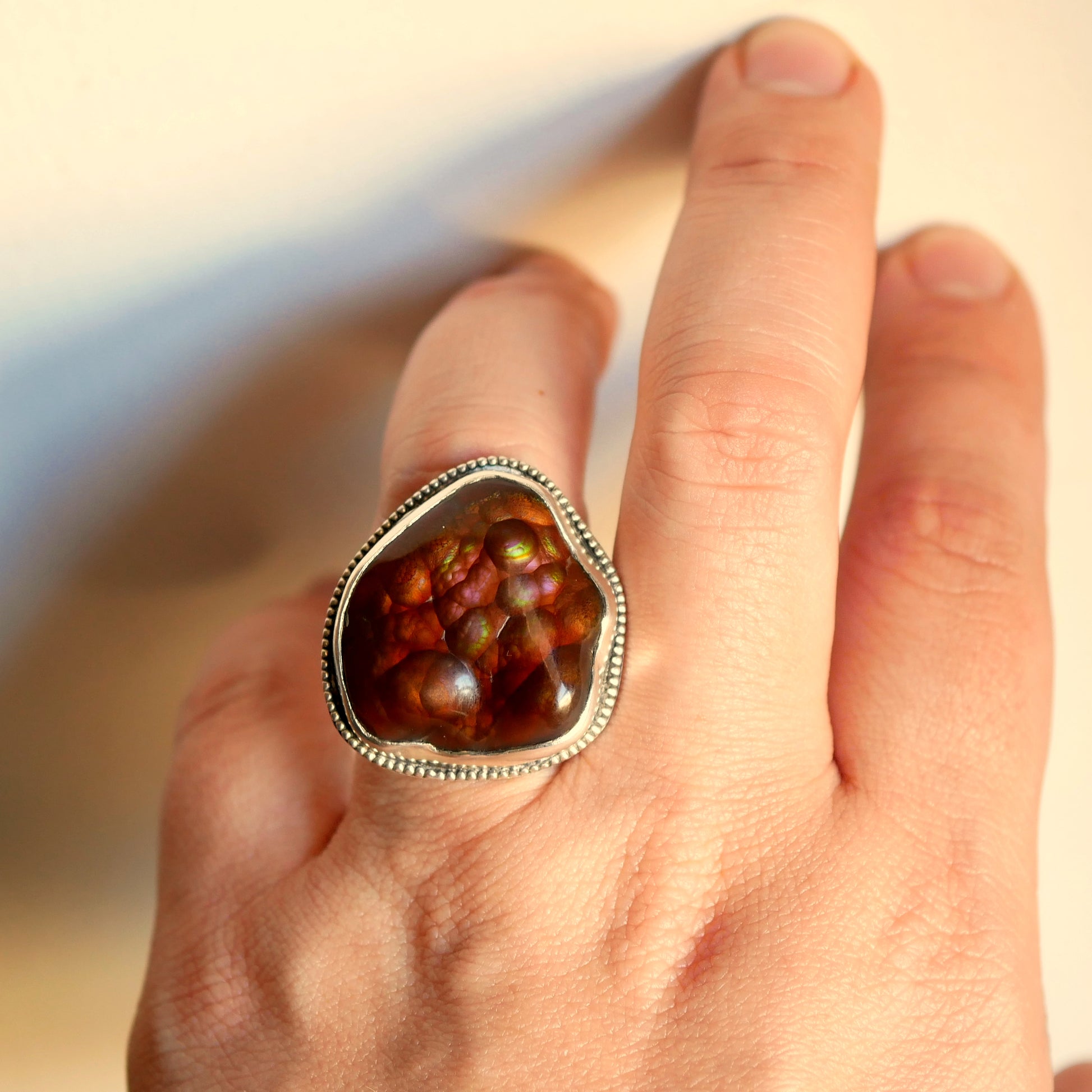 bague en argent et agate de feu mexicaine portée