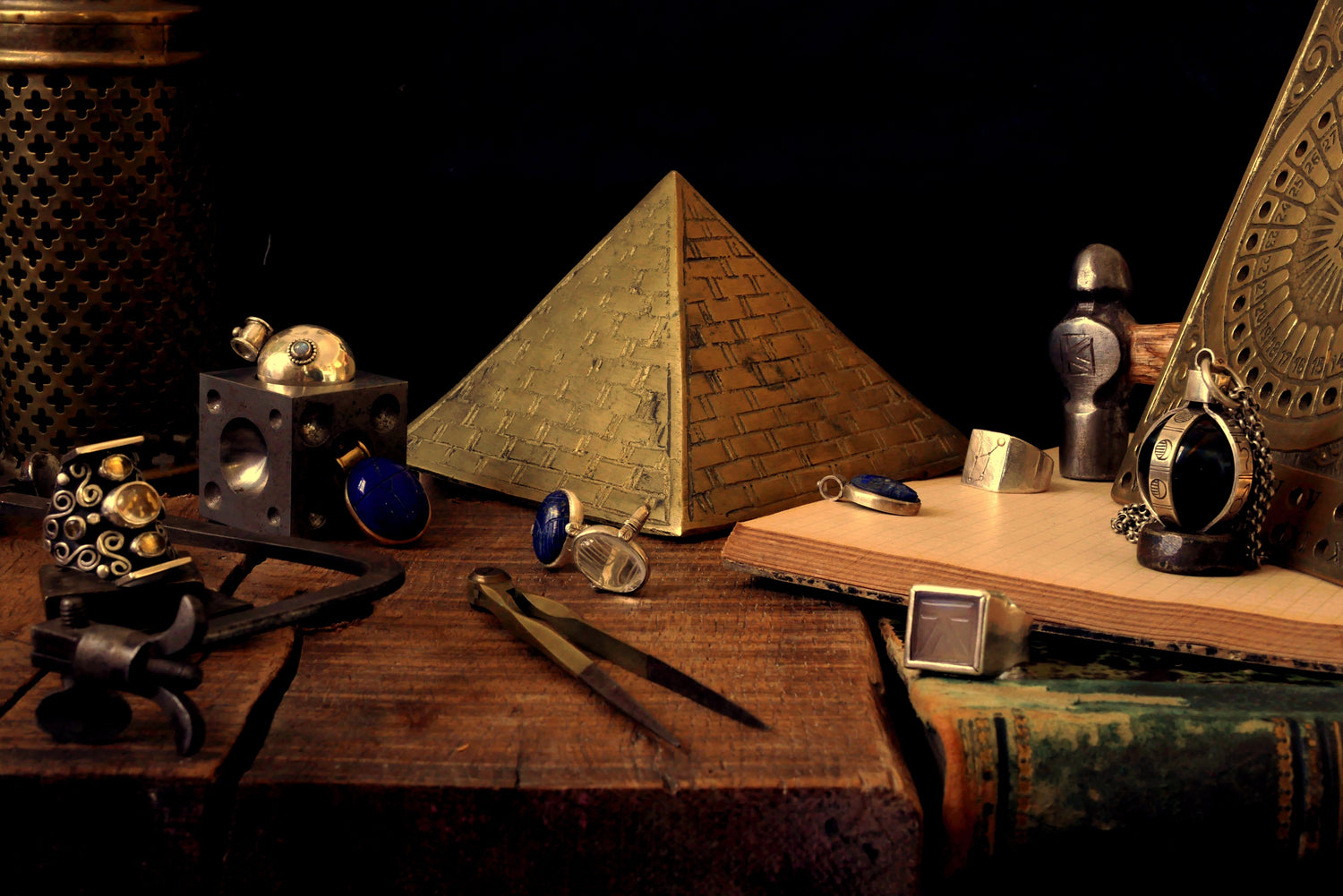 bijoux artisanaux Aix-en-Provence pyramide et compas