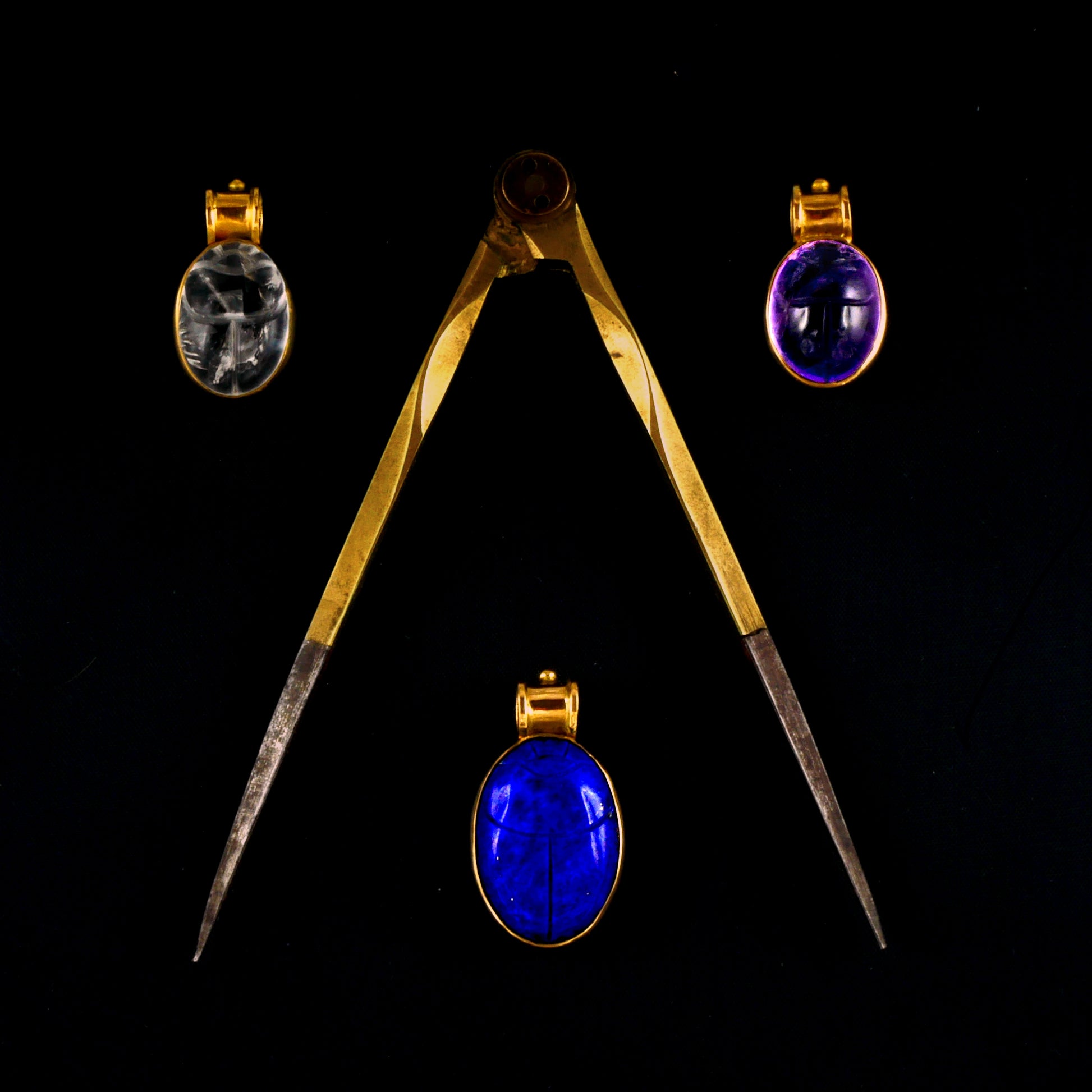Amulettes scarabées en cristal lapis lazuli améthyste et or avec compas