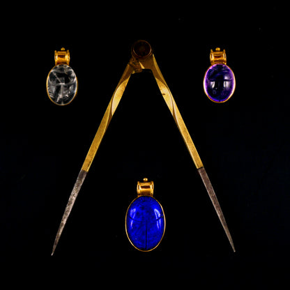 Amulettes scarabées en cristal lapis lazuli améthyste et or avec compas