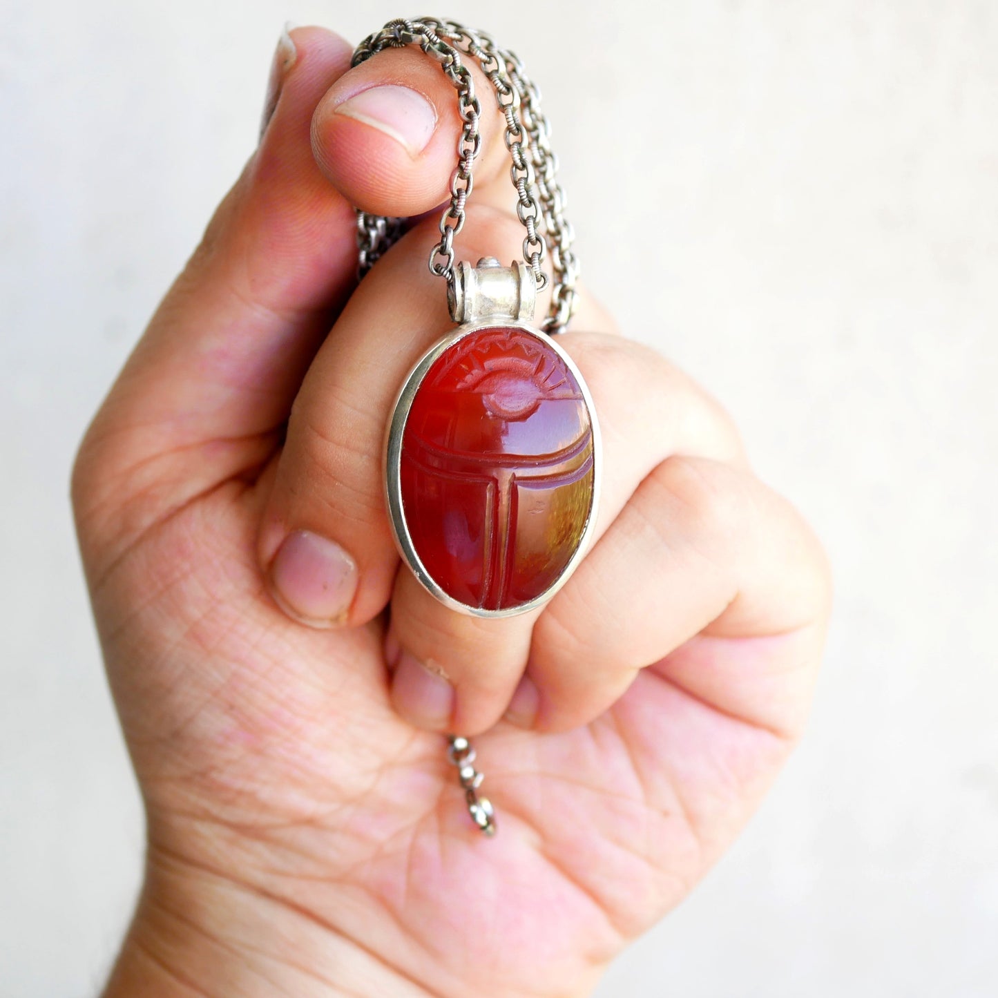 Pendentif scarabée égyptien en cornaline et argent 925 porté