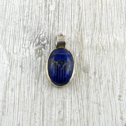 Pendentif scarabée égyptien en lapis lazuli et argent