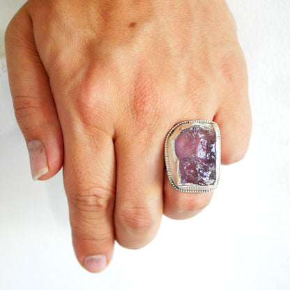 Bague améthyste brut et argent 925 portée
