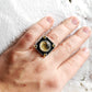 Bague carrée or argent cristal sur main