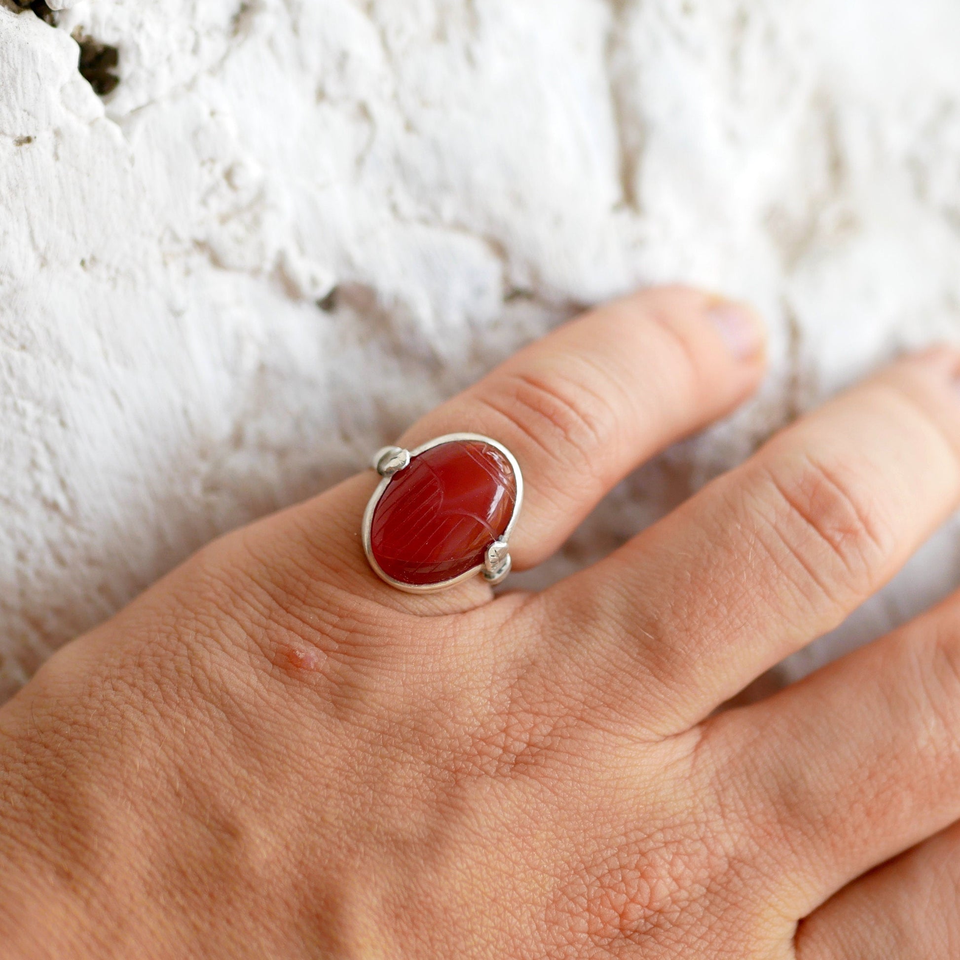 bague argent et scarabée en agate rouge portée