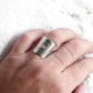 Bague carrée or et argent portée