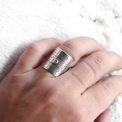 Bague carrée or et argent portée