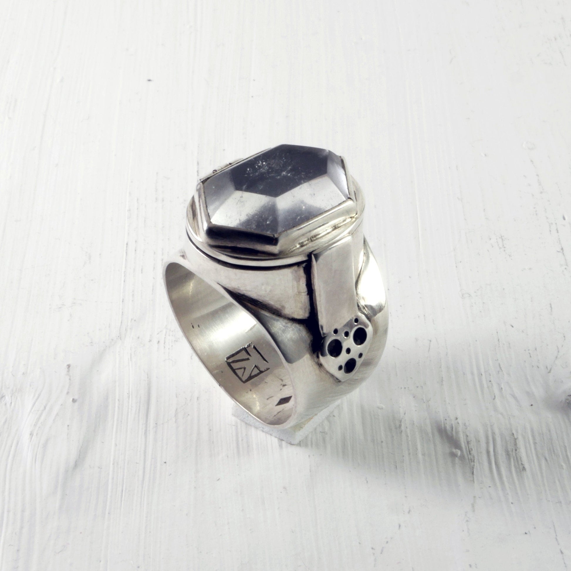 bague poison en argent et cristal